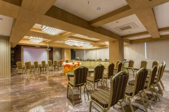 Awadh Inn Noida Ngoại thất bức ảnh